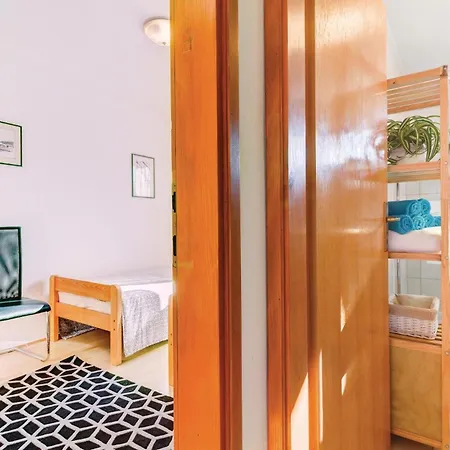 2 Bedroom Amazing In Valbandon Stinjan