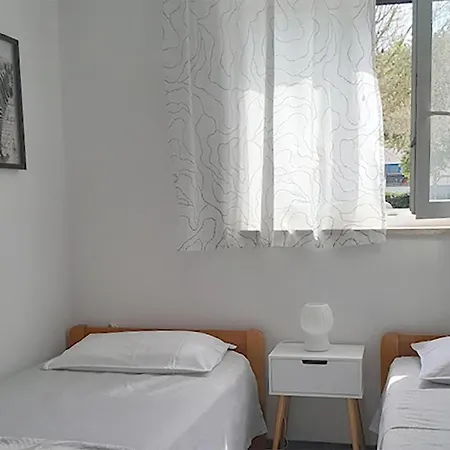 2 Bedroom Amazing In Valbandon Holiday home *
