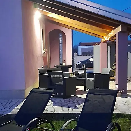 2 Bedroom Amazing In Valbandon Holiday home Stinjan